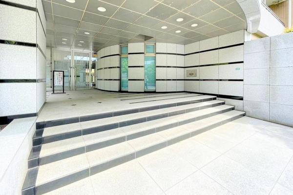 ディアクオーレ中野文園　B1階1階 エントランス（外）