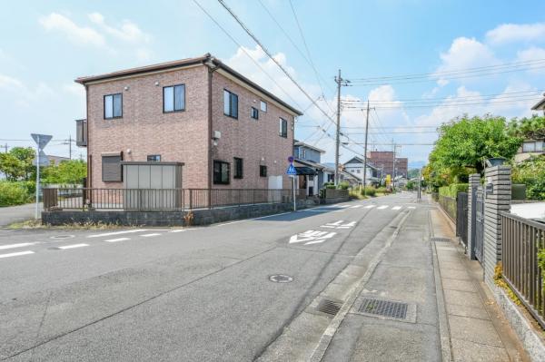 【住協のお預かり物件／敷地面積50坪超・角地】毛呂山町中央　中古戸建 前面道路含む現地写真