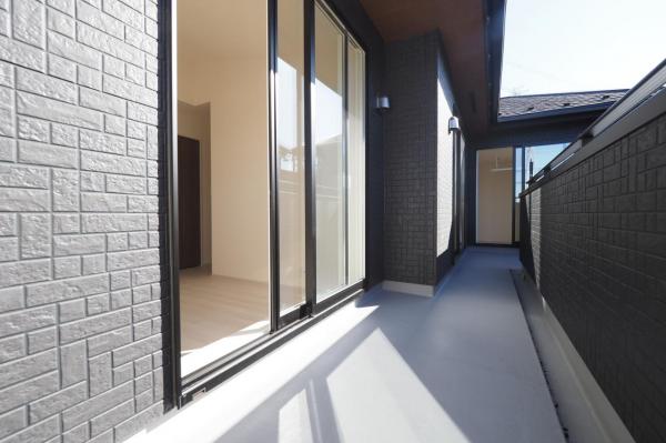 【建物完成！見学可】川越市小室　新築一戸建て バルコニー