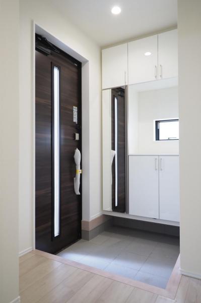 【4LDK・車2台駐車可】新座市畑中2丁目　新築一戸建て 玄関