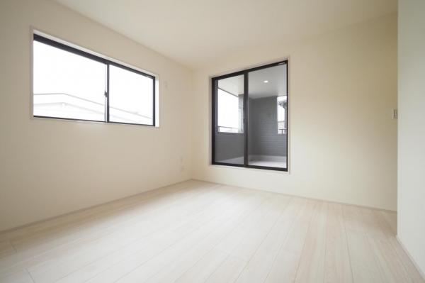 入間市大字仏子　新築一戸建て 前面道路含む現地写真