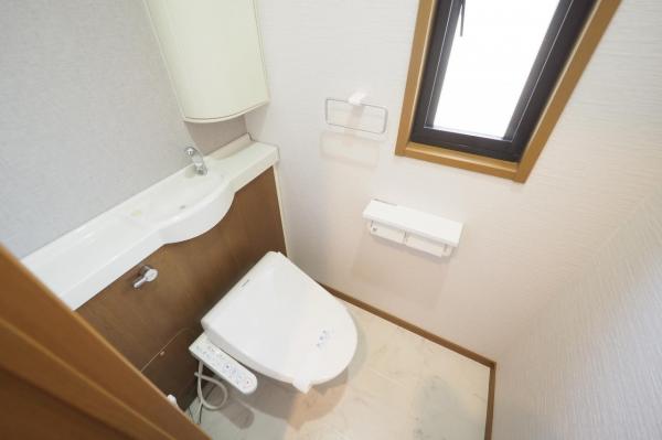 坂戸市伊豆の山町　中古一戸建て トイレ