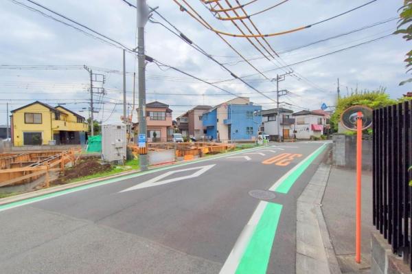 東村山市久米川町2丁目　新築一戸建て 前面道路含む現地写真