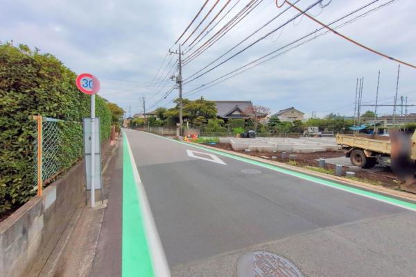 東村山市久米川町2丁目　新築一戸建て 前面道路含む現地写真