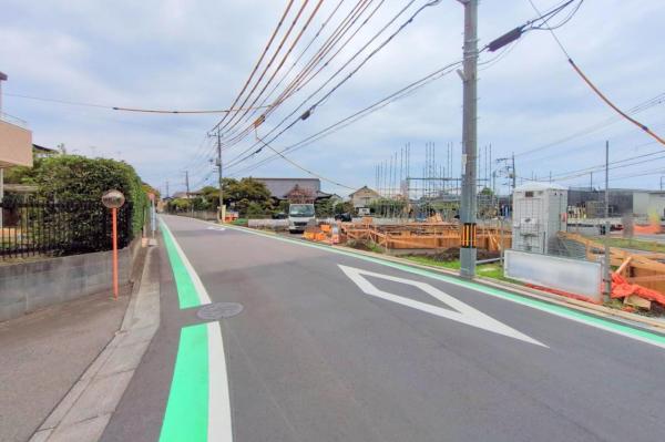 東村山市久米川町2丁目　新築一戸建て 前面道路含む現地写真
