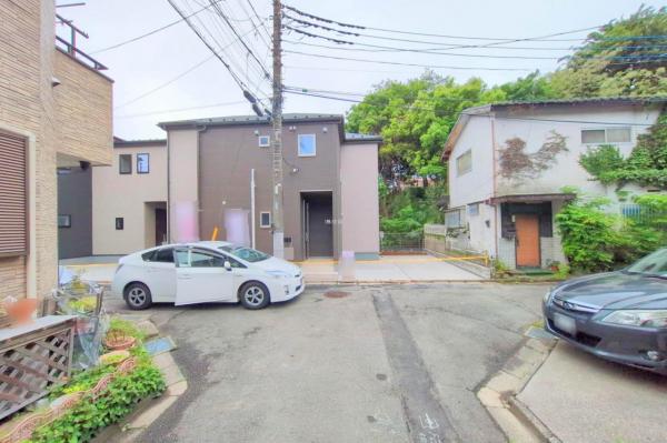 【南向き／駐車2台】川越市仙波町3丁目　新築一戸建て 前面道路含む現地写真