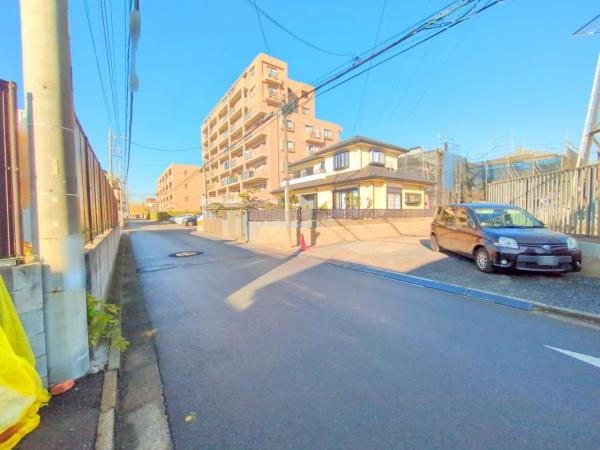 所沢市小手指町4丁目　新築一戸建て 前面道路含む現地写真