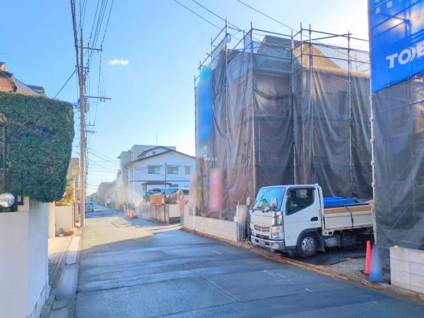 所沢市小手指町4丁目　新築一戸建て 前面道路含む現地写真