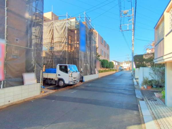 所沢市小手指町4丁目　新築一戸建て 前面道路含む現地写真