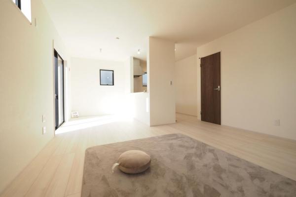 川越市的場　新築一戸建て 前面道路含む現地写真