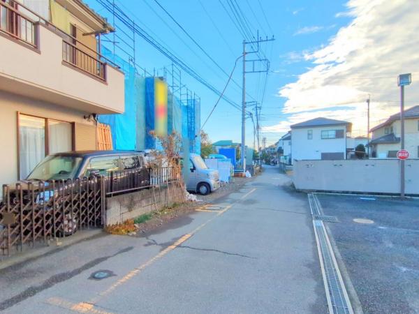 狭山市大字東三ツ木　新築一戸建て 前面道路含む現地写真