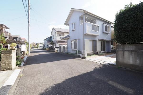 飯能市征矢町　中古一戸建て 前面道路含む現地写真