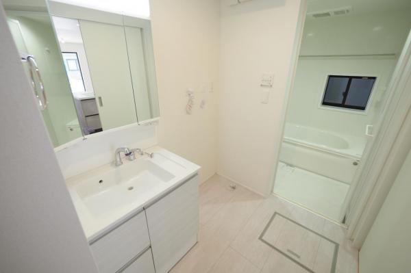 入間市大字下藤沢　新築一戸建て 前面道路含む現地写真