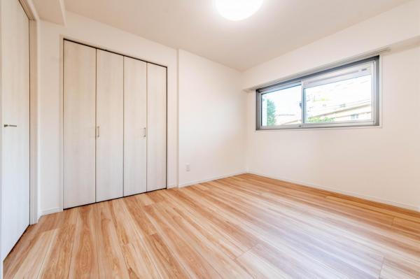 武蔵野グリーンタウン　2階 洋室