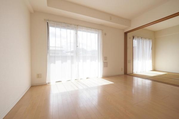 レーヴステージ河辺　2階 リビングダイニング