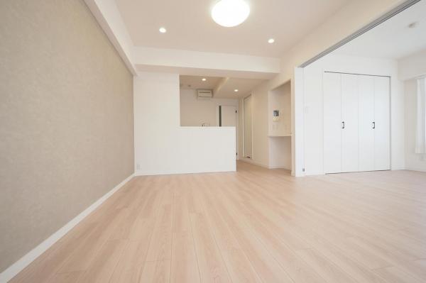 【115平米超の大型ルーフバルコニー付】サンハイツ河辺パートII　6階 リビングダイニング