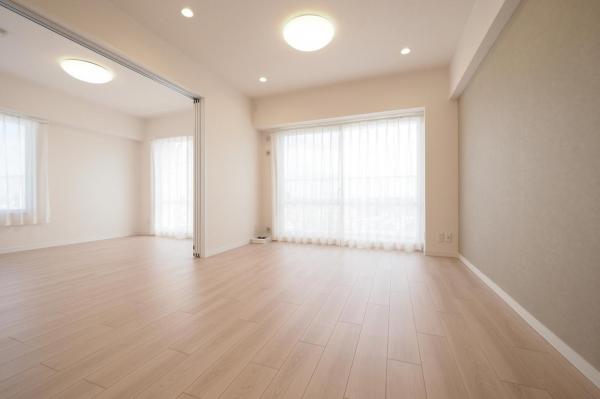 【115平米超の大型ルーフバルコニー付】サンハイツ河辺パートII　6階 リビングダイニング