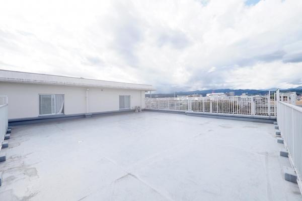 【115平米超の大型ルーフバルコニー付】サンハイツ河辺パートII　6階 バルコニー