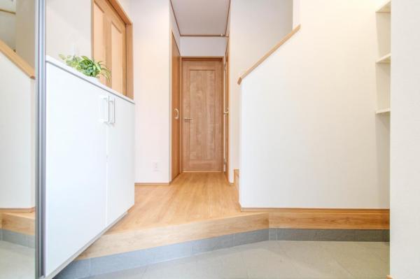 新座市栄5丁目　新築一戸建て 玄関