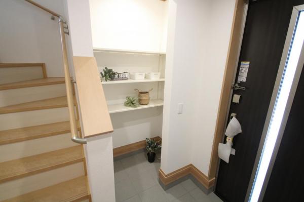 新座市栄5丁目　新築一戸建て 玄関