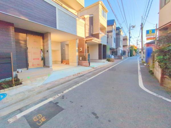 板橋区蓮沼町　新築一戸建て 前面道路含む現地写真