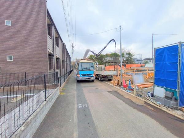 所沢市小手指元町2丁目　新築一戸建て 前面道路含む現地写真