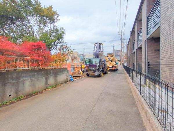 所沢市小手指元町2丁目　新築一戸建て 前面道路含む現地写真