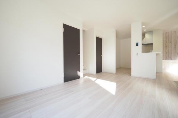 朝霞市溝沼4丁目　新築一戸建て 前面道路含む現地写真