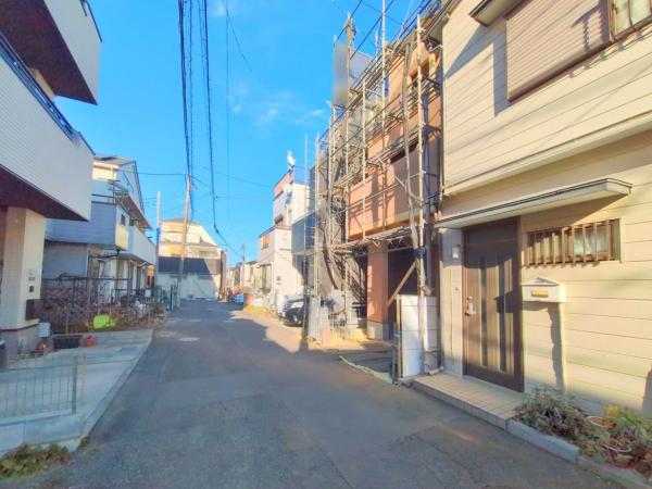 新座市東3丁目　新築一戸建て 前面道路含む現地写真