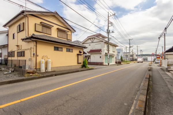 【住協のお預かり物件】飯能市岩沢　中古戸建 前面道路含む現地写真
