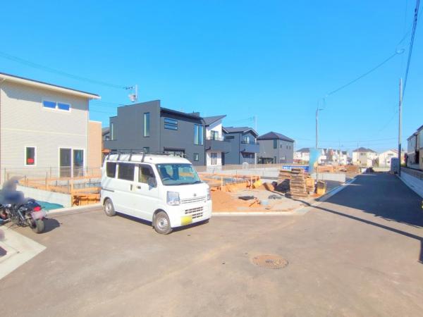 東村山市久米川町2丁目　新築一戸建て 前面道路含む現地写真