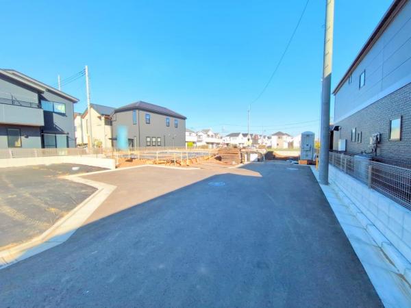 東村山市久米川町2丁目　新築一戸建て 前面道路含む現地写真