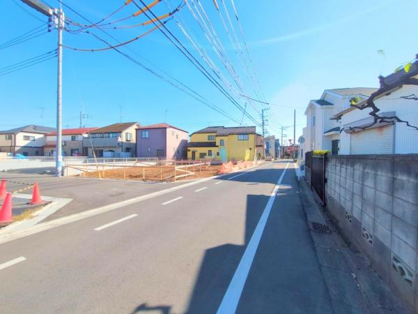 東村山市久米川町2丁目　新築一戸建て 前面道路含む現地写真