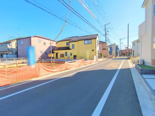 東村山市久米川町2丁目　新築一戸建て 前面道路含む現地写真