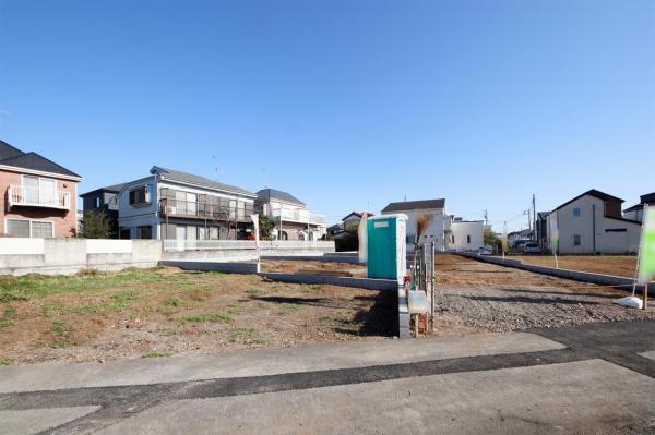 所沢市久米　新築一戸建て 前面道路含む現地写真