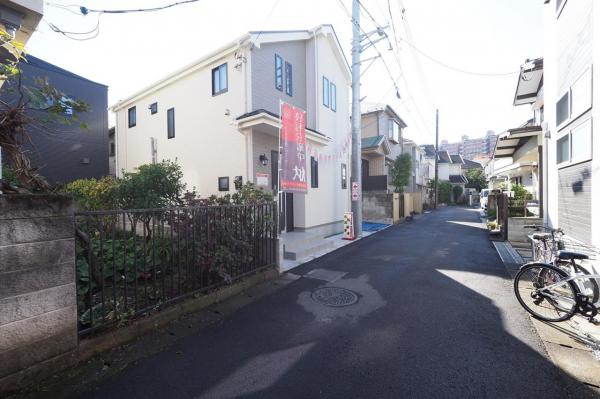 西東京市柳沢3丁目　新築一戸建て 前面道路含む現地写真