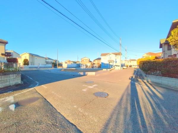 坂戸市にっさい花みず木6丁目　新築一戸建て 前面道路含む現地写真