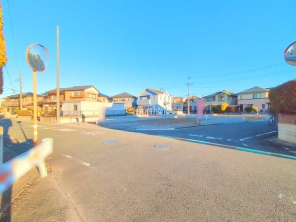 坂戸市にっさい花みず木6丁目　新築一戸建て 前面道路含む現地写真