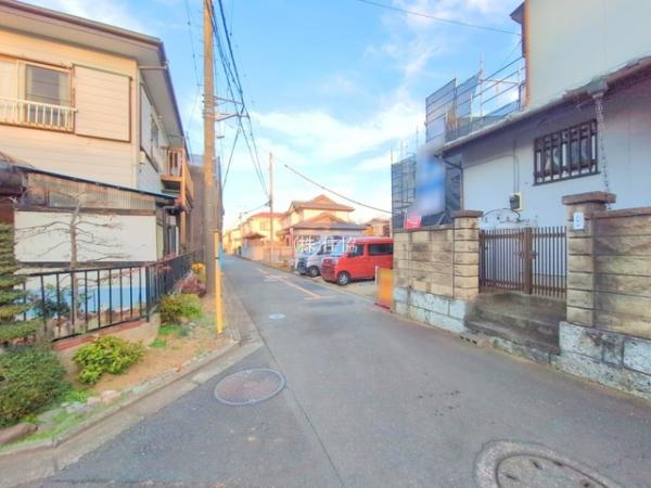 鶴ヶ島市藤金　新築一戸建て 前面道路含む現地写真