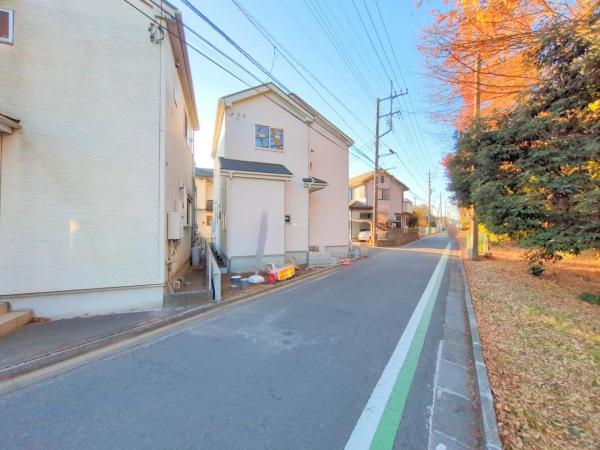 狭山市大字水野　新築一戸建て 前面道路含む現地写真