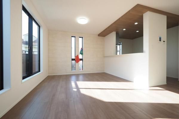 ～早春感謝！価格変更物件～　新座市北野3丁目　新築一戸建て リビング