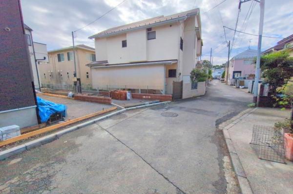 小金井市前原町1丁目　新築一戸建て 前面道路含む現地写真