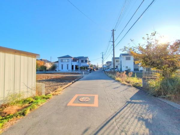 川越市今成2丁目　新築一戸建て 前面道路含む現地写真