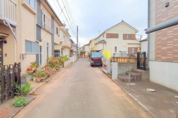 清瀬市中里3丁目　新築一戸建て 前面道路含む現地写真