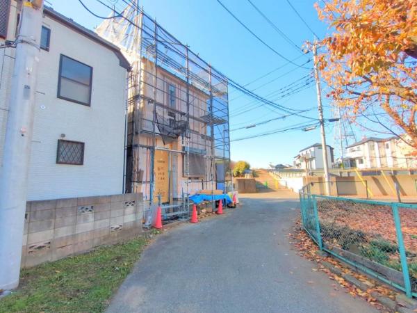 東久留米市浅間町2丁目　新築一戸建て 前面道路含む現地写真