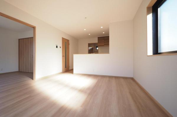 坂戸市西坂戸1丁目　新築一戸建て リビングダイニング