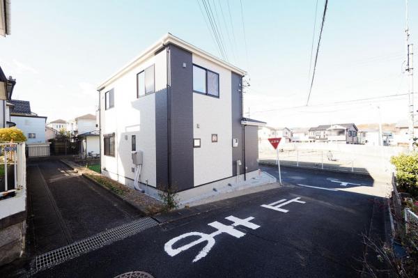 坂戸市西坂戸1丁目　新築一戸建て 前面道路含む現地写真