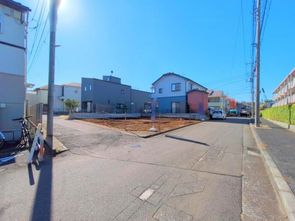 東久留米市氷川台1丁目　新築一戸建て 前面道路含む現地写真