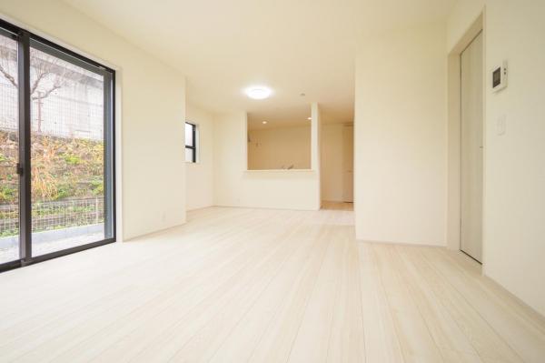 青梅市長淵　新築戸建 リビングダイニング