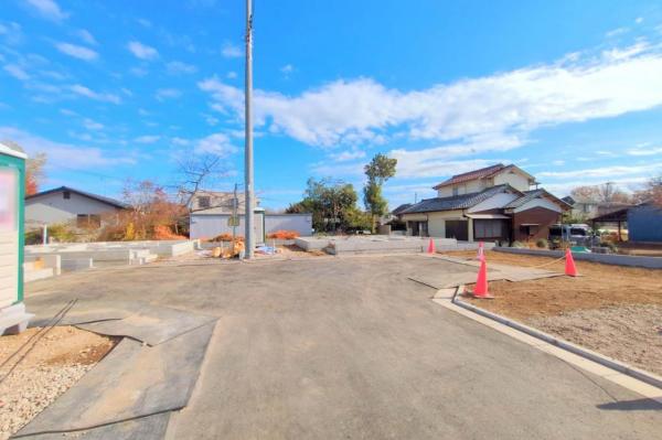 新座市石神2丁目　新築一戸建て 前面道路含む現地写真